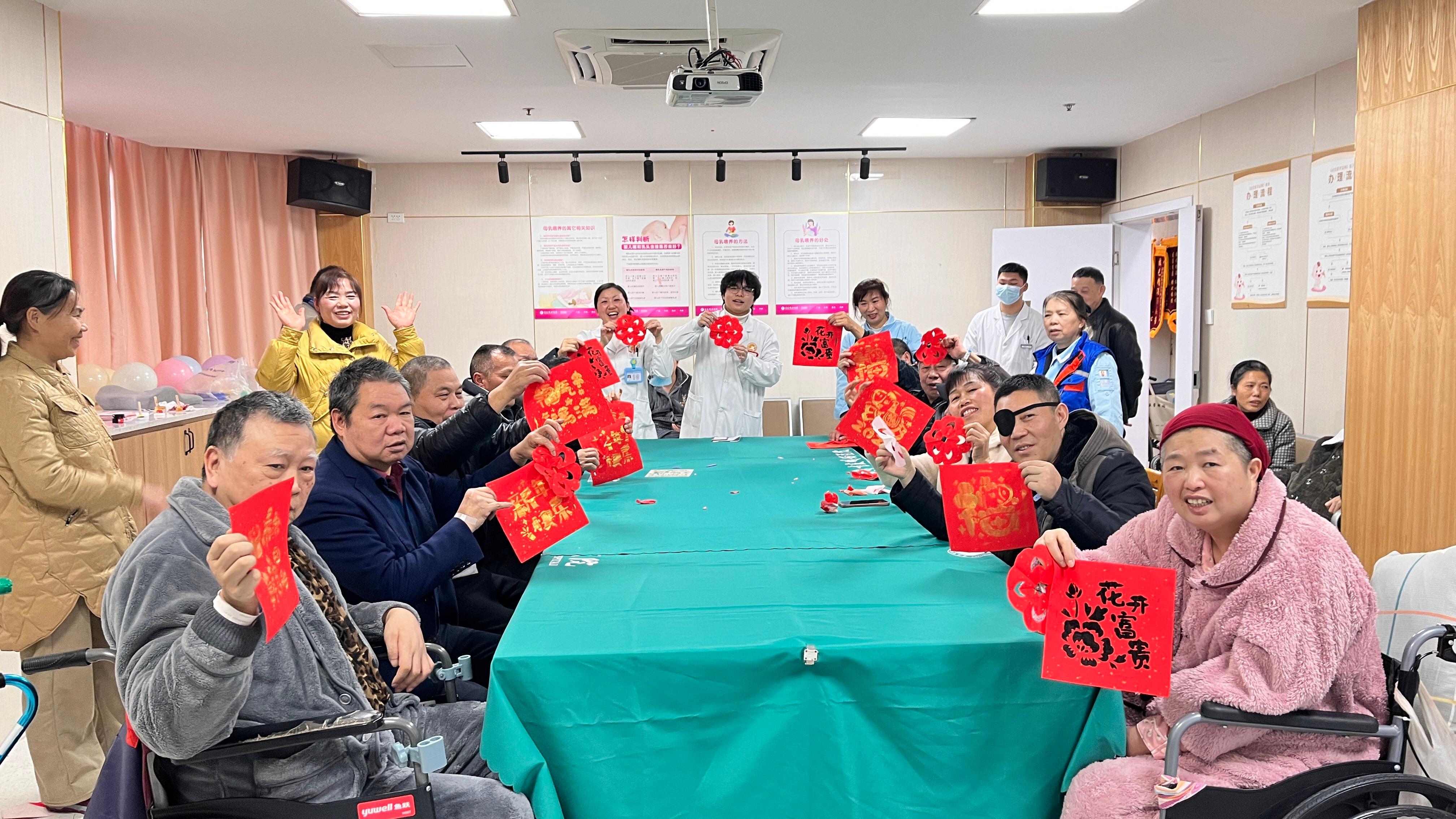 巧手解锁新年味，康复路上笑语传 “巧手迎新”作业治